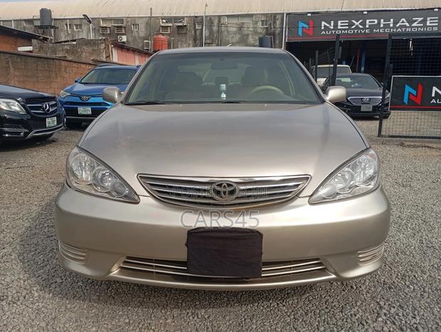Toyota Camry 2005 Gold