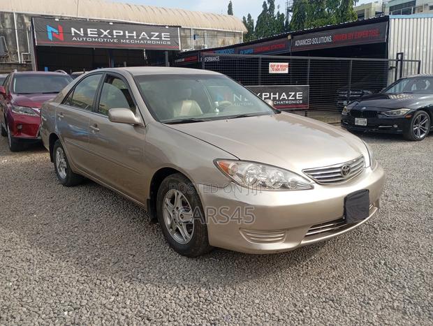 Toyota Camry 2005 Gold