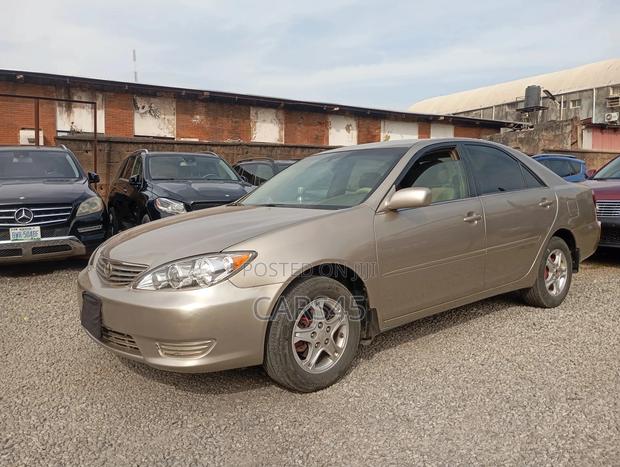 Toyota Camry 2005 Gold
