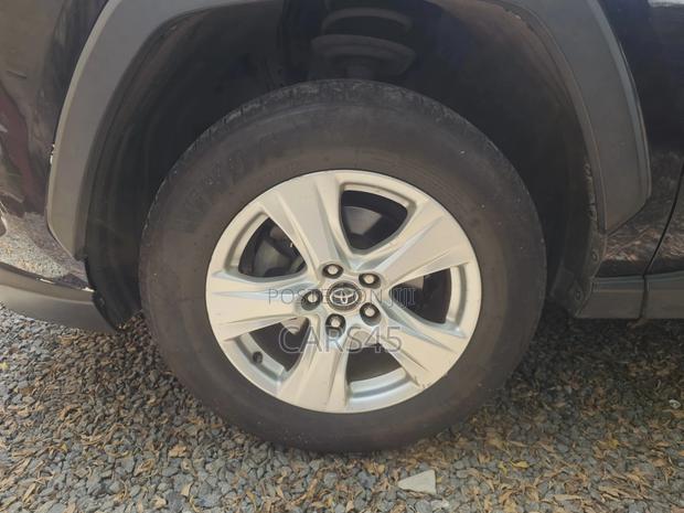Toyota RAV4 XLE 2021 Blue