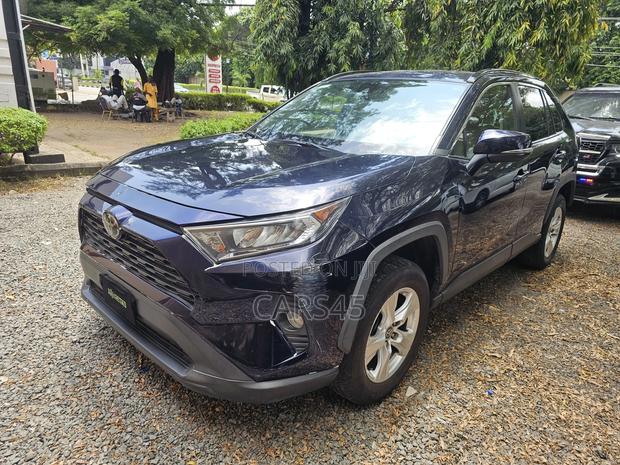 Toyota RAV4 XLE 2021 Blue
