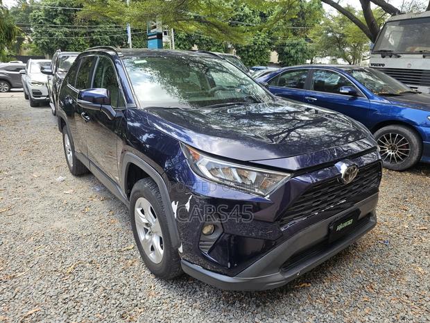 Toyota RAV4 XLE 2021 Blue