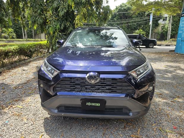 Toyota RAV4 XLE 2021 Blue