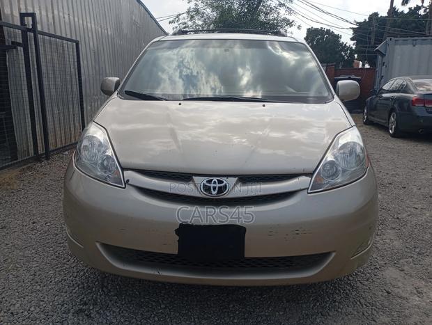 Toyota Sienna 2009 Gold