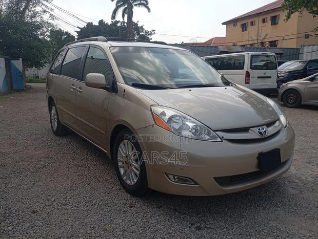 Toyota Sienna 2009 Gold