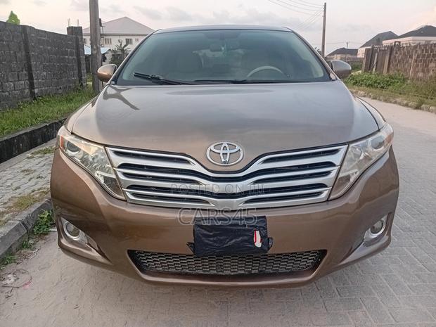 Toyota Venza XLE 2011 Gold