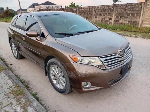 Toyota Venza XLE 2011 Gold