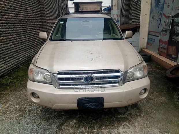Toyota Highlander LE 2025 Gold