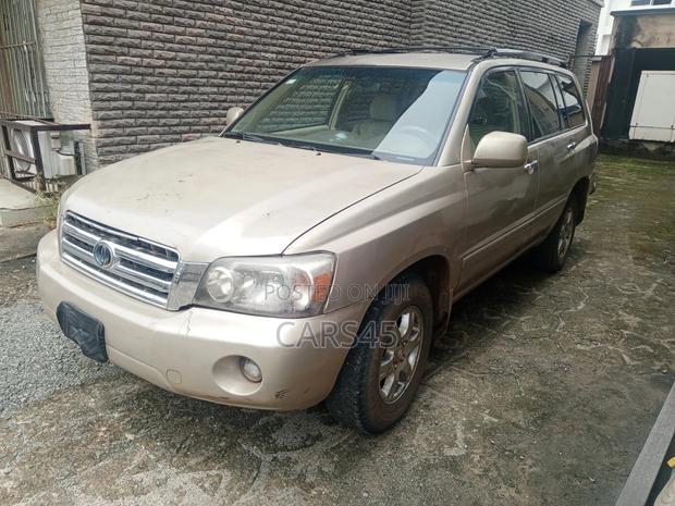 Toyota Highlander LE 2025 Gold