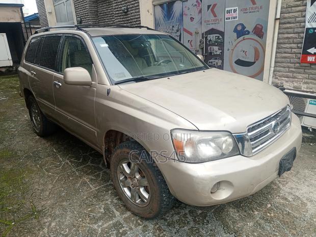Toyota Highlander LE 2025 Gold