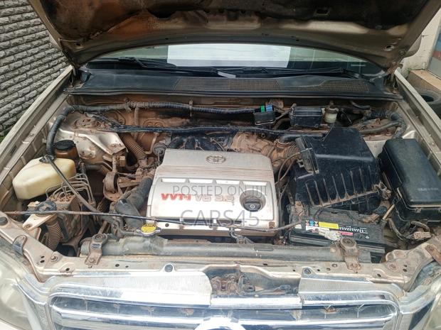 Toyota Highlander LE 2025 Gold