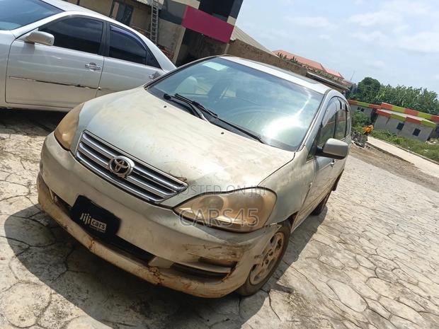 Toyota Avensis Verso 2004 Silver