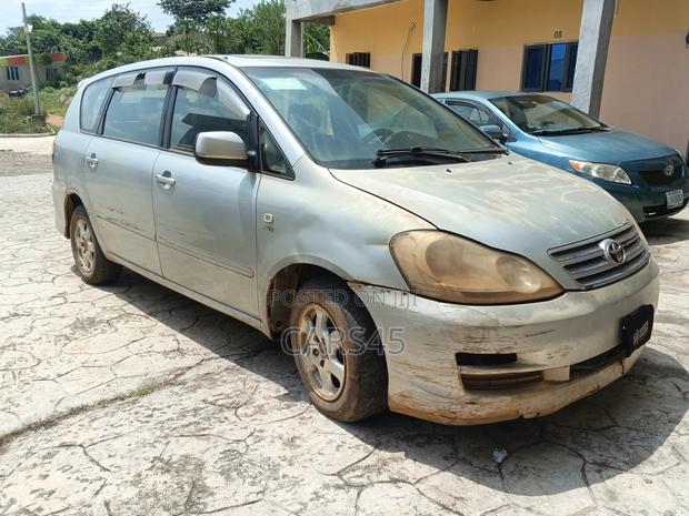 Toyota Avensis Verso 2004 Silver
