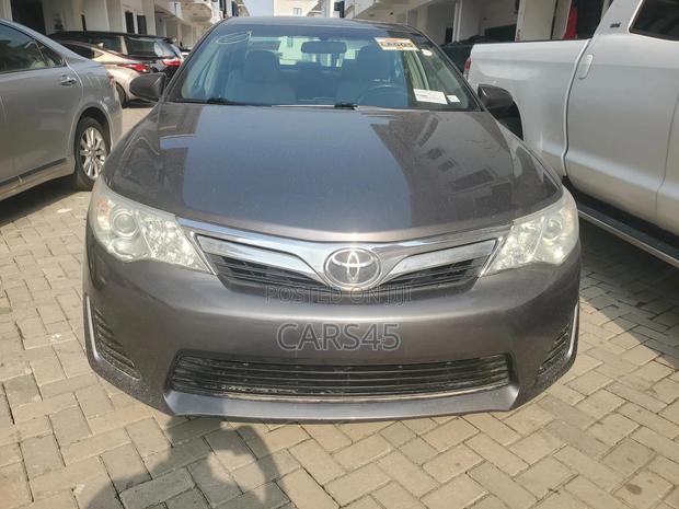 Toyota Camry LE 4dr Sedan (2.5L 4cyl 6A) 2014 Gray