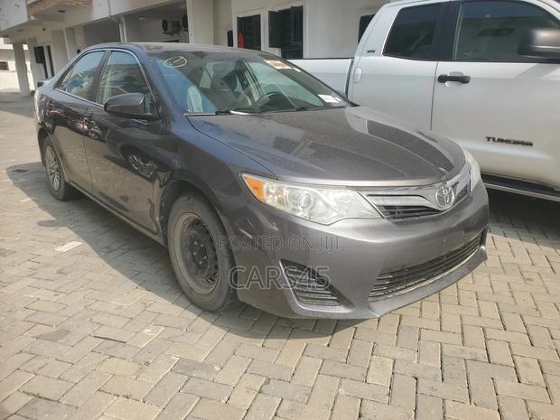 Toyota Camry LE 4dr Sedan (2.5L 4cyl 6A) 2014 Gray