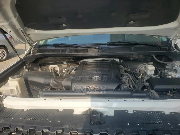 Toyota Tundra SR5 5.7L V8 w/FFV 4x4 CrewMax 5.6 ft. box 145.7 in. WB