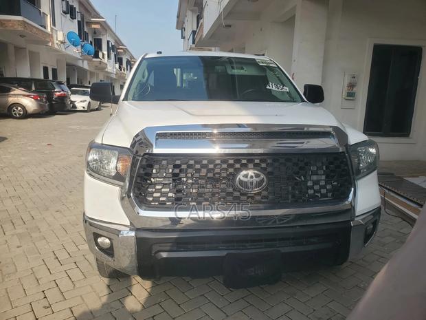 Toyota Tundra SR5 5.7L V8 w/FFV 4x4 CrewMax 5.6 ft. box 145.7 in. WB