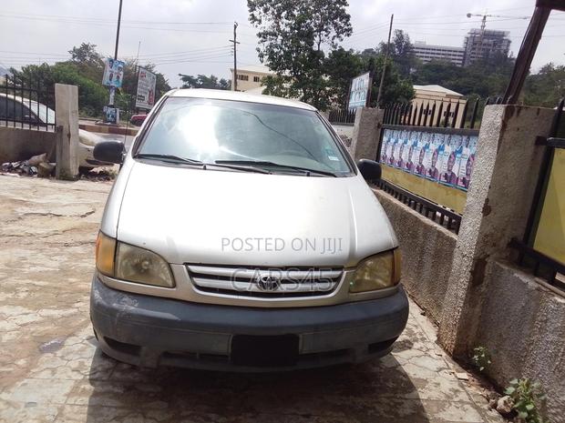Toyota Sienna 2001 Silver
