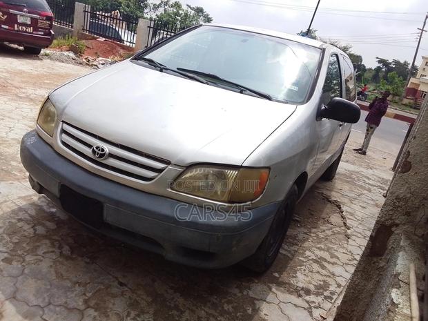 Toyota Sienna 2001 Silver
