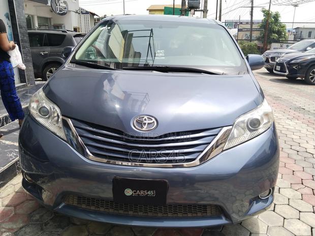 Toyota Sienna 2015 Blue