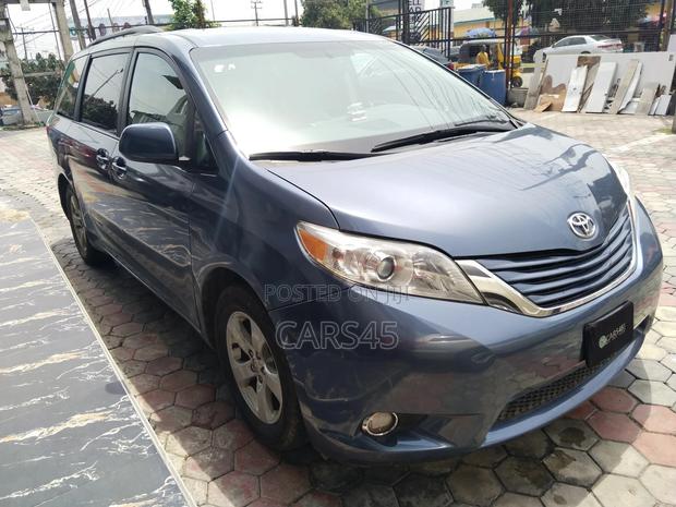 Toyota Sienna 2015 Blue