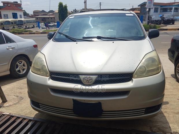 Toyota Sienna 2004 Silver